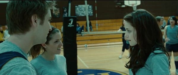 贝拉转学首日结识新同学